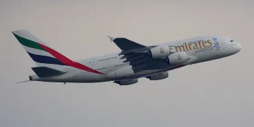 Emirates Airbus A380 Amsterdam Schiphol'den kalkarken