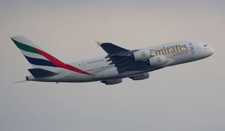 Emirates Airbus A380 Amsterdam Schiphol'den kalkarken