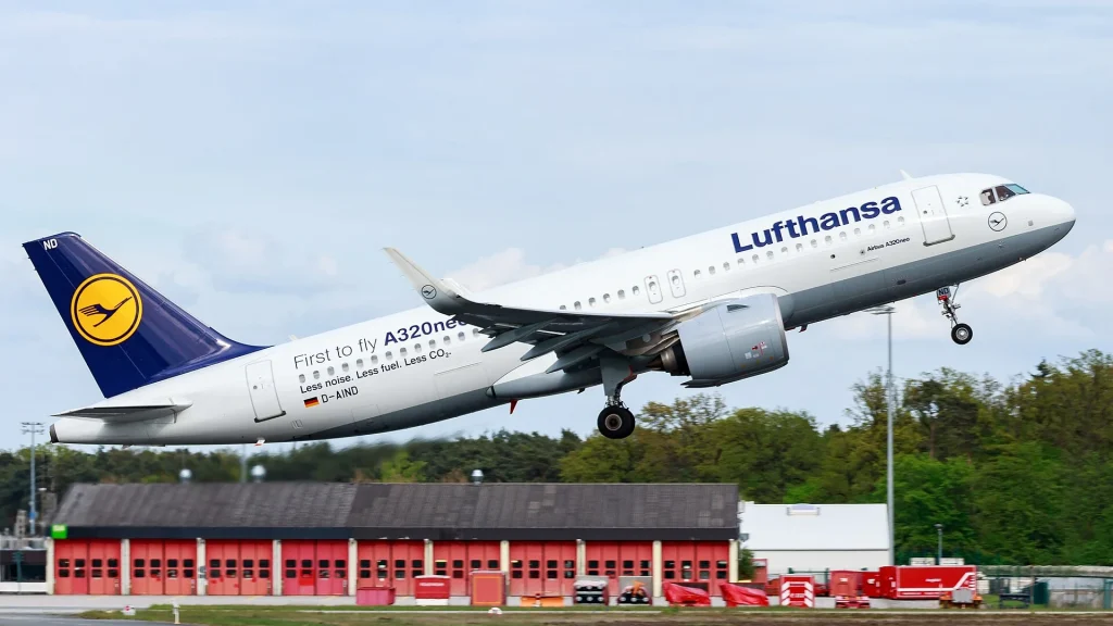 Frankfurt Havalimanı'nda Lufthansa'ya ait bir Airbus A320neo
