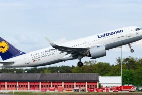 Frankfurt'ta Jet Yakıtı Arzı Daraldı: Lufthansa Uçaklarına Fazladan Yakıt Yüklüyor Frankfurt Havalimanı'nda Lufthansa'ya ait bir Airbus A320neo