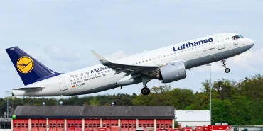 Frankfurt'ta Jet Yakıtı Arzı Daraldı: Lufthansa Uçaklarına Fazladan Yakıt Yüklüyor Frankfurt Havalimanı'nda Lufthansa'ya ait bir Airbus A320neo