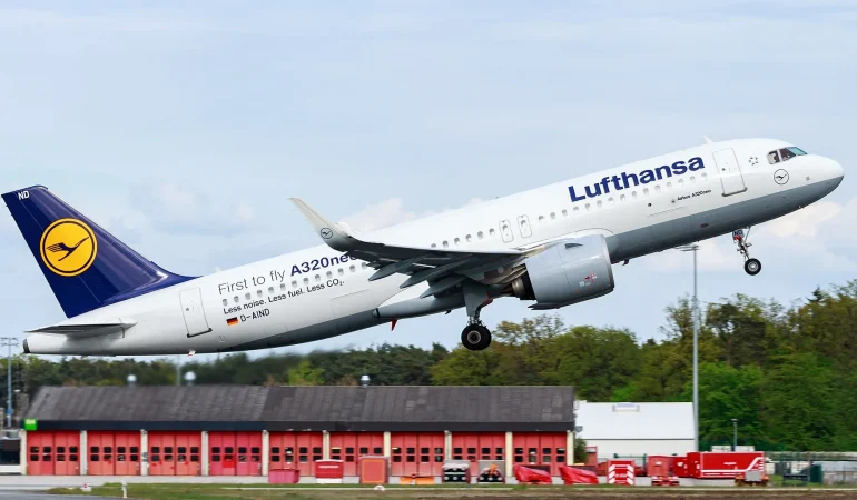Frankfurt Havalimanı'nda Lufthansa'ya ait bir Airbus A320neo