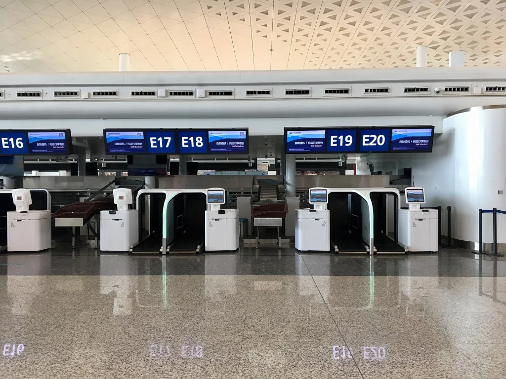 Havalimanında self servis check-in ve bagaj teslim kioskları