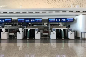 Havalimanında self servis check-in ve bagaj teslim kioskları