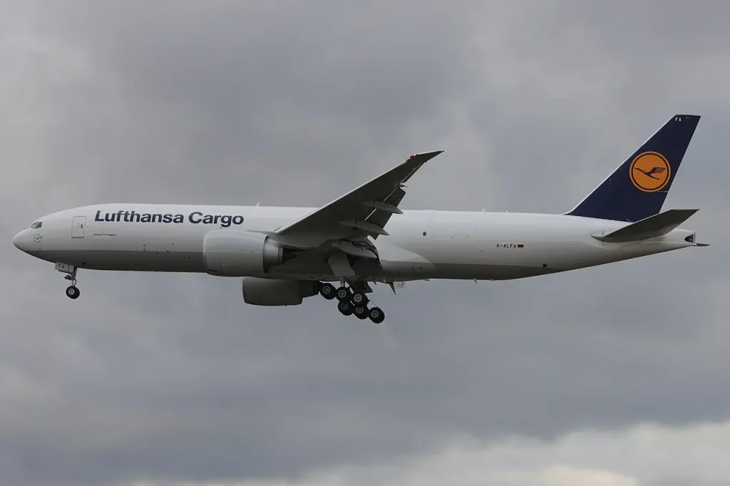 Lufthansa Cargo'ya ait Boeing 777F kargo uçağı