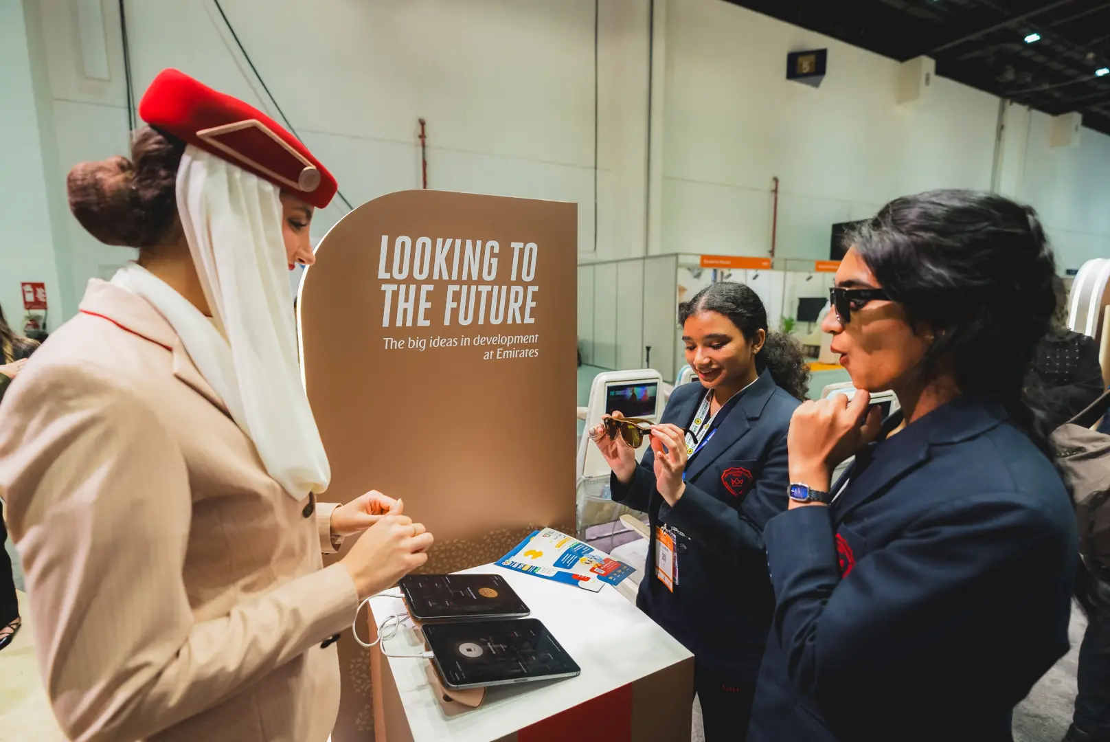 Ziyaretçiler Emirates standında geliştirme aşamasındaki teknolojileri deniyor