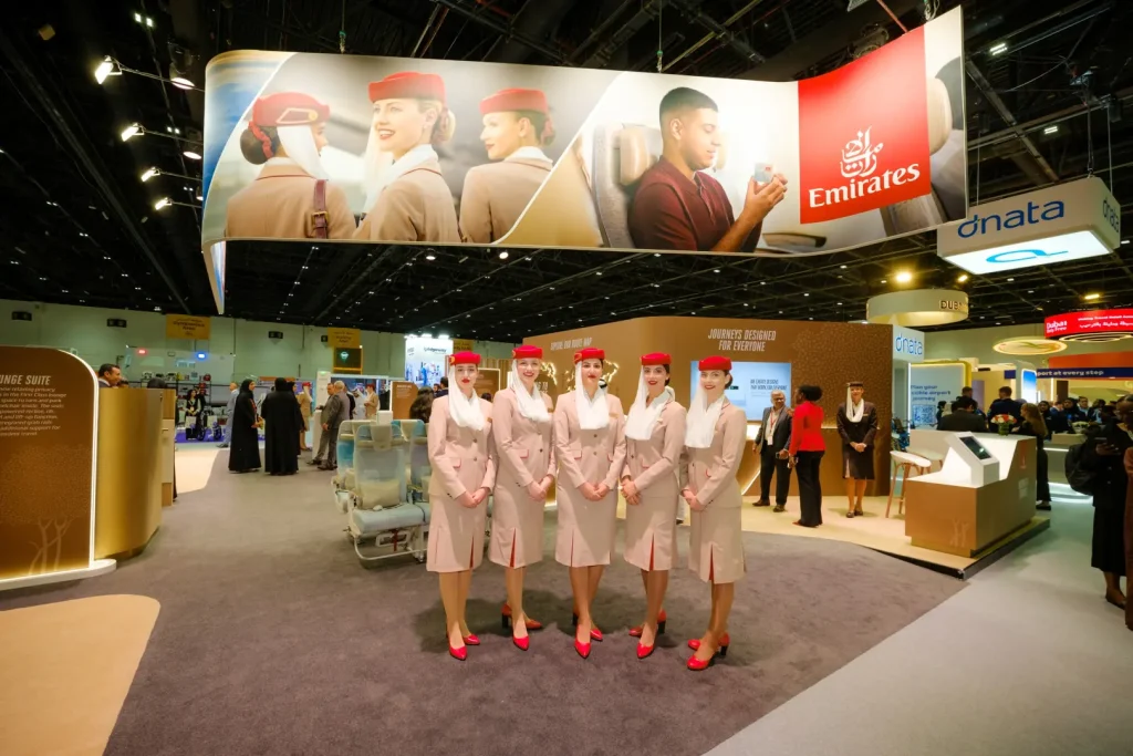AccessAbilities Expo 2026'da Emirates standı önünde kabin memurları