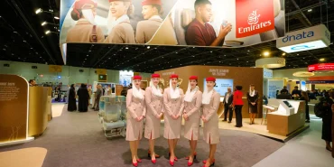 AccessAbilities Expo 2026'da Emirates standı önünde kabin memurları
