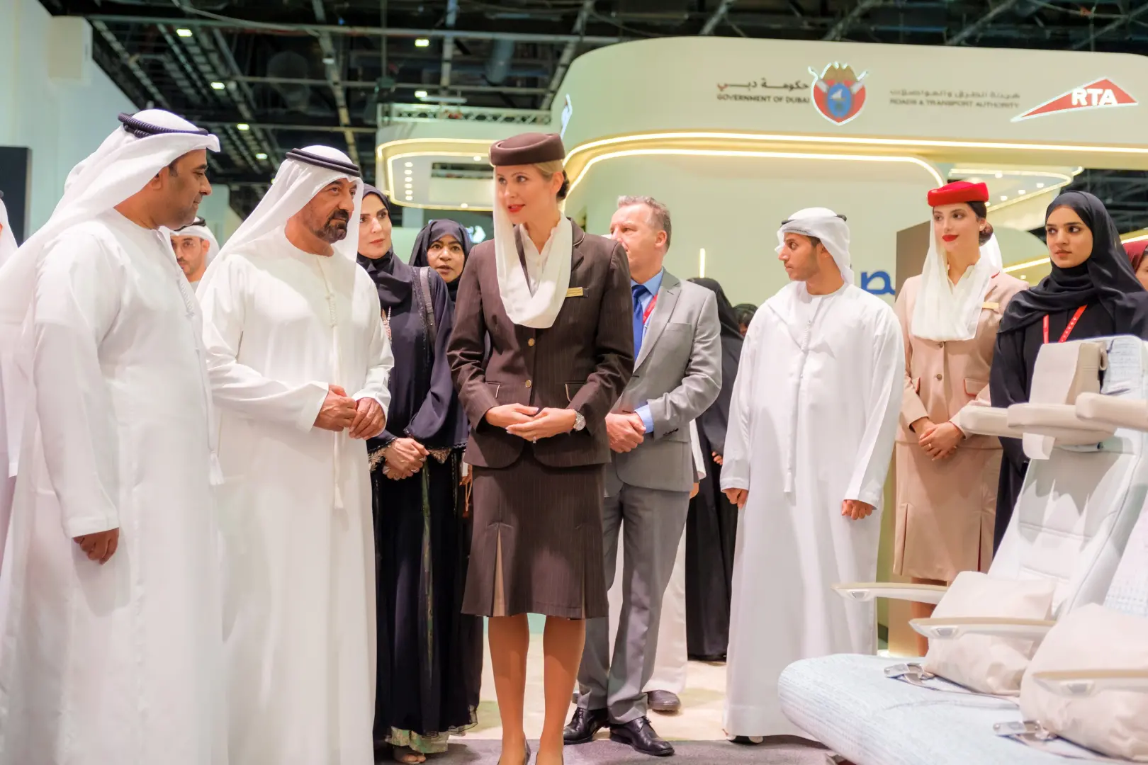 Emirates standını ziyaret eden heyete kabin içi deneyimi anlatılıyor