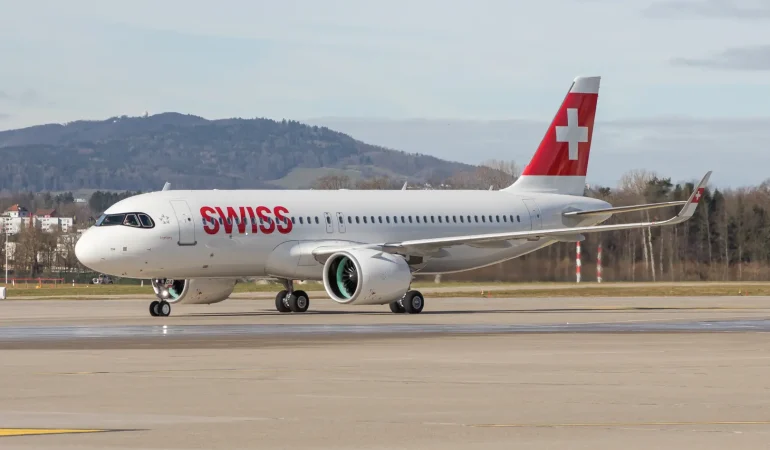 SWISS'e ait Airbus A320neo uçağı Zürih Havalimanı'nda