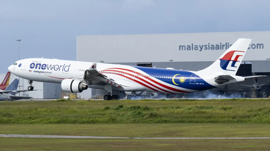 oneworld renklerindeki Malaysia Airlines Airbus A330-300
