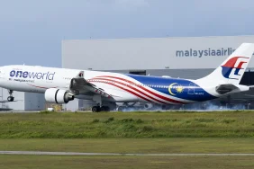 oneworld renklerindeki malaysia airlines airbus a330 300