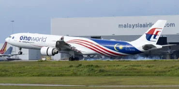 oneworld'de Tek Uygulamayla Aktarmalı Check-in Dönemi: Yolcular Partner Havayolu Uçuşları İçin de Biniş Kartı Alabilecek oneworld renklerindeki Malaysia Airlines Airbus A330-300