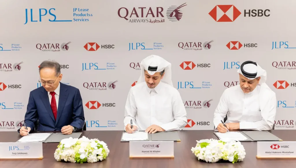 Qatar Airways Group CEO'su Hamad Al-Khater, JLPS ve HSBC Katar yöneticileriyle JOLCO anlaşmasını imzalarken