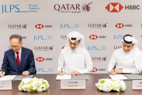 Qatar Airways Group CEO'su Hamad Al-Khater, JLPS ve HSBC Katar yöneticileriyle JOLCO anlaşmasını imzalarken
