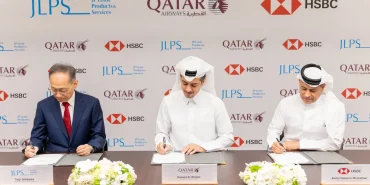 Qatar Airways Group CEO'su Hamad Al-Khater, JLPS ve HSBC Katar yöneticileriyle JOLCO anlaşmasını imzalarken