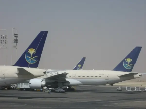Riyad Kral Halid Havalimanı Yeniden Açıldı; Birçok Havayolu Seferlere Henüz Dönmüyor Riyad Kral Halid Uluslararası Havalimanı'nda Saudia Boeing 777 uçakları