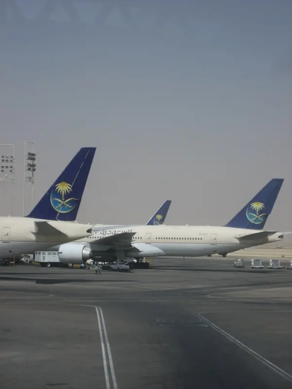 Riyad Kral Halid Uluslararası Havalimanı'nda Saudia Boeing 777 uçakları