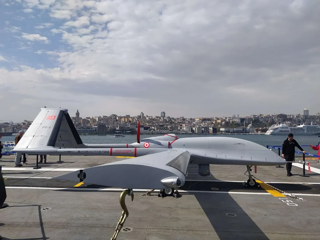 TCG Anadolu'nun pistinde Bayraktar TB3