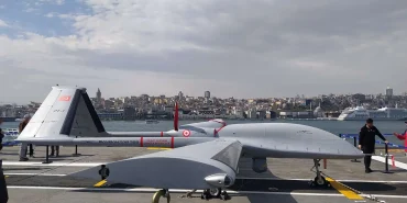 TCG Anadolu'nun pistinde Bayraktar TB3