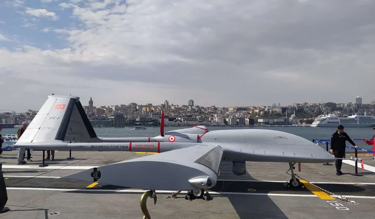 TCG Anadolu'nun pistinde Bayraktar TB3